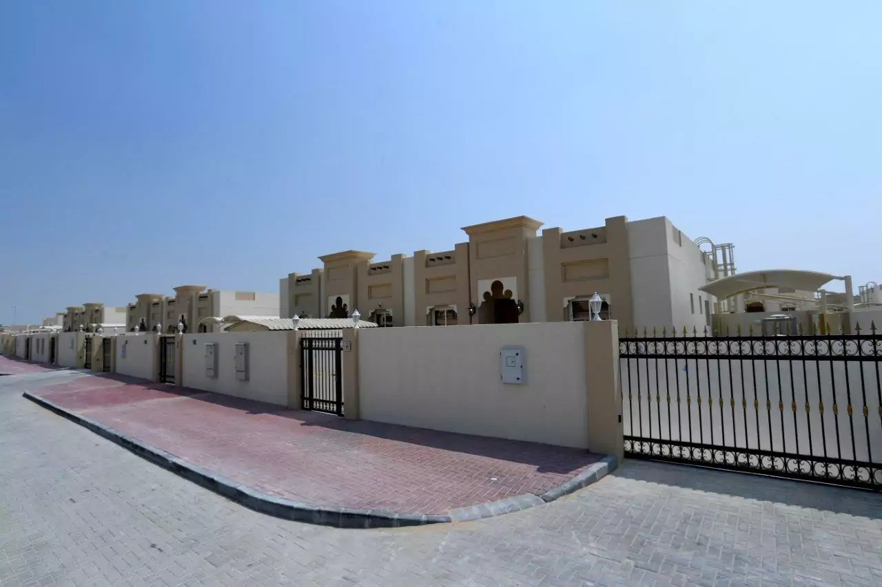 Villas in Al Qouz and Oud Mateena - فلل في القوز وعود المطينة