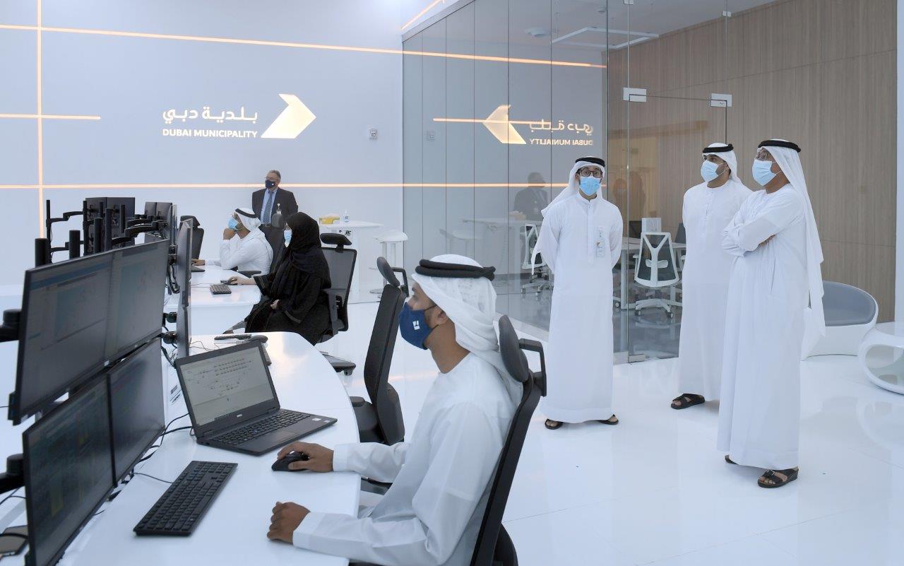 دشن المهندس داوود الهاجري مدير عام بلدية دبي غرفة أنظمة التحكم عن بعد في محطة معالجة مياه الصرف الصحي بحبل علي، واطّلع على سير العمل فيها وآلية عملها في المراقبة الشاملة لمنظومة الصرف الصحي وتشغيلها والتحكم بمكوّناتها المختلفة والتي تشتمل على خطوط الصرف الصحي والمحابس (الصمّامات) والمضخات ولوحات التوزيع الكهربائيّة وغيرها. واستمع المهندس داوود الهاجري إلى شرح تفصيلي عن الرقابة الآمنة للمنظومة المذكورة، مما يسهم بشكل كبير في سرعة اتخاذ القرارات الفنية اللازمة في حال رصد أيّة كسور في خطوط الشبكة أو أعطال في صماماتها ومضخاتها والمكوّنات الأخرى. أن منظومة الصرف الصحي الضخمة والتي أنشأتها بلدية دبي بدعم حكومي كامل، كان لابدّ لها من أنظمة تشغيل وتحكم عن بعد نظراً لضخامتها وانتشارها واتساع رقعتها، الأمر الذي يجعل إدارتها وتشغيلها أمراً صعباً لولا مواكبة الأنظمة الحديثة والتطبيقات الذكية. وأكّد على أن مكونات منظومة الصرف الصحي في دبي يبلغ فيها طول خطوط شبكات الصرف الصحي باختلاف أقطارها يبلغ (3 مليون متر طولي)، في حين يبلغ عدد محطات الضخ الفرعية 56 محطة، ويقابلها عدد 10 محطات ضخ رئيسية ومحطتين لمعالجة مياه الصرف الصحي في جبل علي وورسان .ومن الجدير بالذكر أن نظام المراقبة والتحكم عن بعد يتيح الحصول على قاعدة بيانات شاملة تمكن المشرفين من تحليل البيانات ورفع التقارير المتعلقة بها، والتوجه إلى اتخاذ الحلول الصحيحة بشكل فوري، إضافة إلى وضع وتخطيط برامج الصيانة مما يسهم في تحقيق الاستخدام الأمثل للممتلكات. لقد أصبحت الأتمتة والتطبيقات الذكية عنوان نجاح المؤسسات والهيئات والدوائر الحكومية والتي تعتبر بلدية دبي إحدى كبرياتها، كم أصبحت أنظمة التحكم عن بعد بإدارة وتشغيل منظومة الصرف الصحي أمراً ضامناً لنجح وكفاءة هذه المنظومة الاساسية، ويسهم بشكل كبير في إعداد وتنفيذ خطط العمل السنوية للبرامج والمبادرات بما يتواءم مع الخطة الاستراتيجية للدائرة، والعمل على قياس مؤشرات أداء مخرجات هذه الخطط والمبادرات ووضع وتنفيذ الإجراءات التطويرية لضمان تحقيق الأهداف. لضمان جاهزيتها للعمل وفق طاقتها التشغيلية. إضافة إلى الدور الواضح في إبلاغ الوحدات التنظيمية المعنية عن أية أعطال أو عيوب فنية في محطات ضخ الصرف الصحي ومحطات المياه السطحية، التي يتم رصدها من خلال أنظمة التحكم عن بعد، ومراقبة المعالجة الفورية لهذه الأعطال والعيوب، والتنسيق المستمر مع الوحدات التنظيمية المعنية واتخاذ الإجراءات اللازمة لتمكينها من تنفيذ أعمال الصيانة الوقائية أو التصحيحية اللازمة. واطلع المهندس داوود الهاجري أيضاً على المميزات الخاصة بغرفة أنظمة التحكم ودور العاملين فيه في تحليل البيانات وإعداد التقارير الدورية ورفعها للمعنيين، وتطوير هذه التقارير بما يتناسب مع احتياجات الوحدات التنظيمية المعنية، كذلك الاستجابة للحالات الطارئة مثل تعطل نظام الصرف الصحي وتوجيه الفرق المعنية وتزويدها بالبيانات بشكل مستمر وتنفيذ التوجيهات الصادرة عن المسؤولين المعنيين، وغيرها من المهام. كما اطلع في ختام الزيارة على نظام المحاكاة لمحطات المعالجة والذي يتيح فرصة تطبيق العمليات في معالجة مياه الصرف الصحي على النظام الافتراضي قبل تنفيذها وتطبيقها على الواقع، الأمر الذي يضمن تحقيق أفضل النتائج في تنفيذ هذه العمليات وبالتالي التوصل إلى نجاح التطبيق والاستخدام الآمن.
