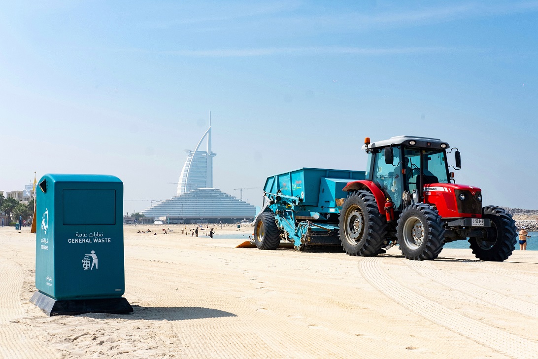 Team of 84 employees and workers to maintain the cleanliness and sustainability of beaches in Dubai - فريق من 84 موظف وعامل للحفاظ على استدامة نظافة شواطئ دبي