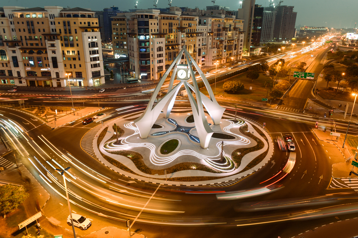 برج الساعة التاريخي.. حُلّة جديدة نفذتها بلدية دبي جمعت بين العراقة والحداثة