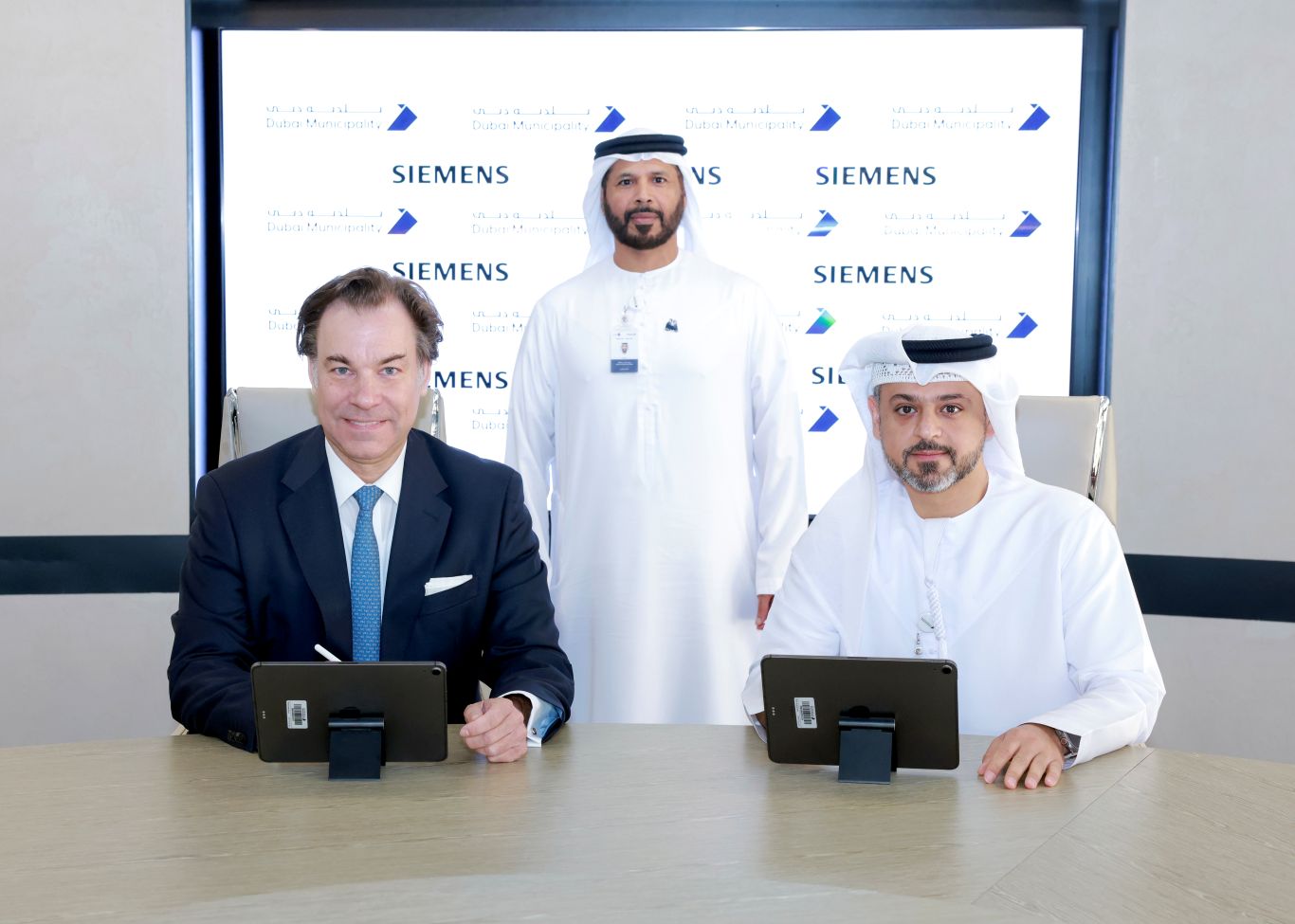 مذكرة تفاهم بين بلدية دبي وسيمنز لدمج تقنيات الذكاء الاصطناعي في المرافق العامة